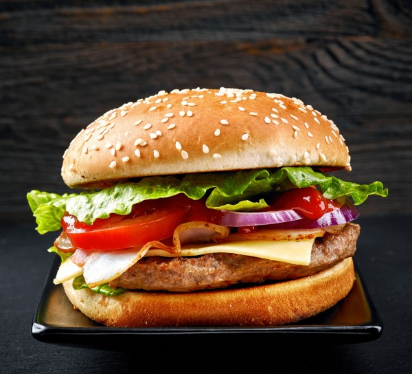 Classic Burger mit regionalem Rindfleischpatty, frischem Salat und knusprigem Schinken
