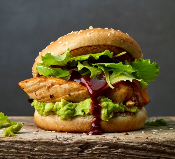 Guacamole Chicken Burger mit saftigem Hähnchenfleisch und leckerer Goacamole